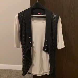 Chrochet-like vest with 6 buttons